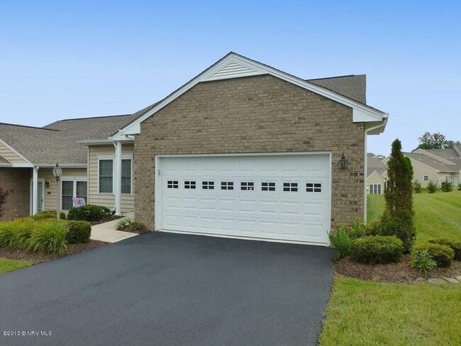 Building Photo - 2 Bedroom 2 Bath Townhouse