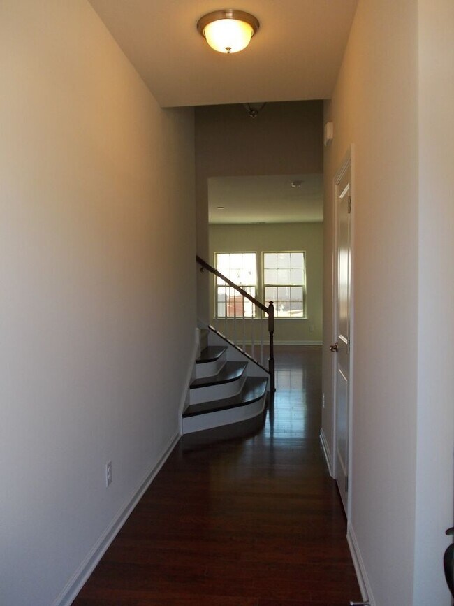Building Photo - Convenient 3 Bed, 2.5 Bath Townhome near U...