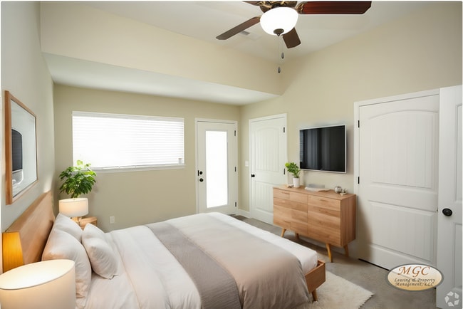 Building Photo - Eagle Creek Townhome with a bedroom on the 1st Floor in Lee's Summit!