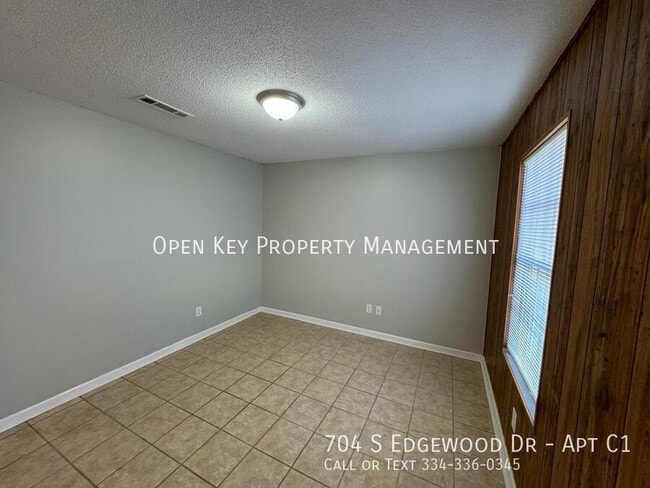 Building Photo - 704 S Edgewood Dr