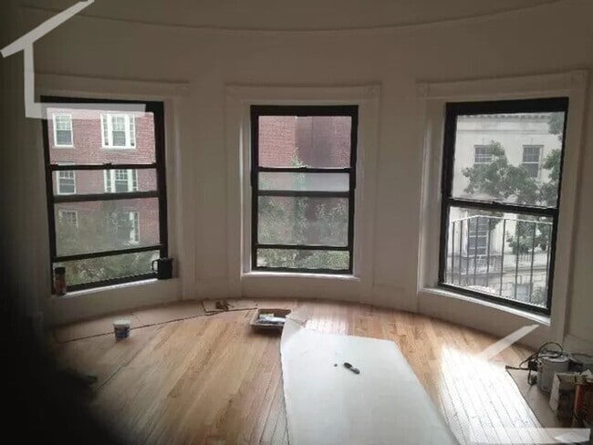 Building Photo - No Brokers Fee, No Security Deposit, Central Kenmore Sq. Location, Heat, Hot Water Included