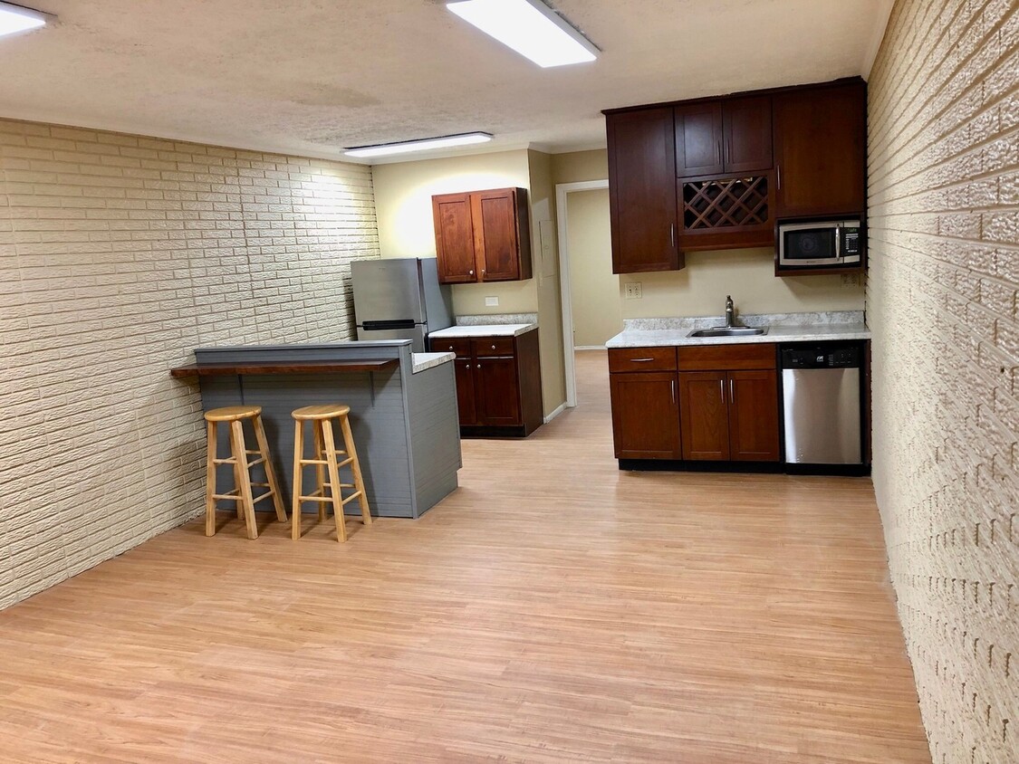 Primary Photo - DuPont Circle / St. Matthews 1 Bedroom Apa...