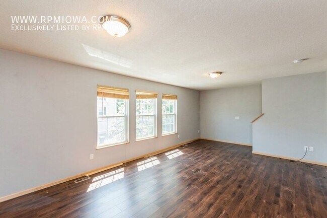 Building Photo - GREAT LOCATION!! 2 Bedroom, 2.5 Bathroom T...