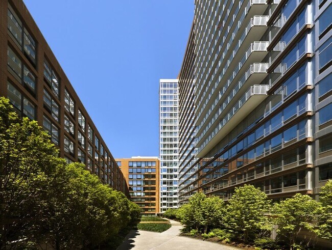 Building Photo - 160 Boylston St