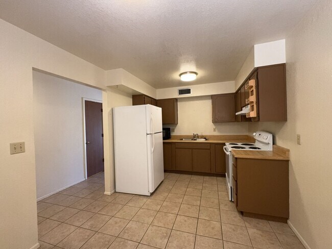 Building Photo - Large 2 bedroom 1.5 bath - Available Now!
