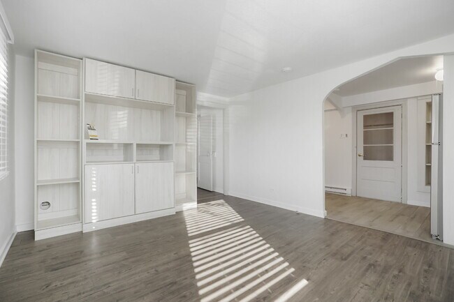 Building Photo - Updated 1 bed with flex space and yard