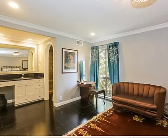 Building Photo - 1401 Palisades Dr