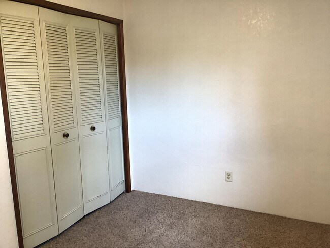 Building Photo - Townhouse Style Apartment with Private Out...