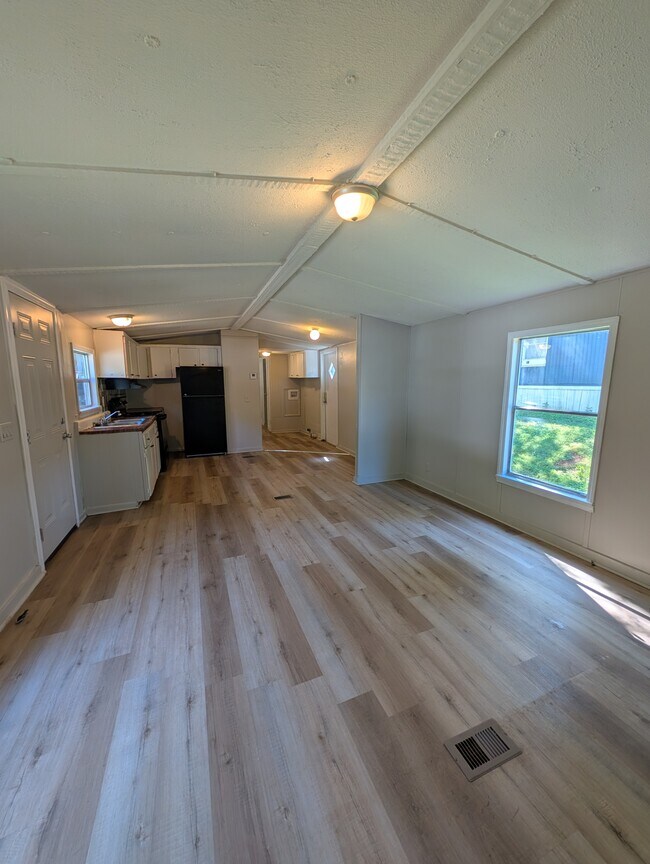Foto del edificio - 412 McElhaney Rd