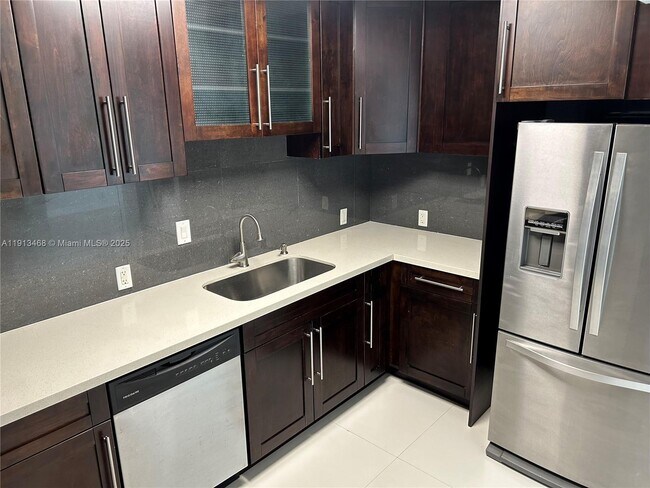 Foto del edificio - 100 Bayview Dr