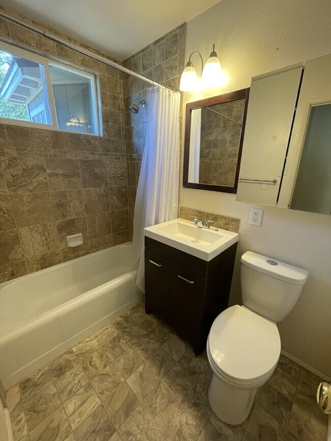 Foto del edificio - Cozy 2 BR 1 BA Home in Midtown!