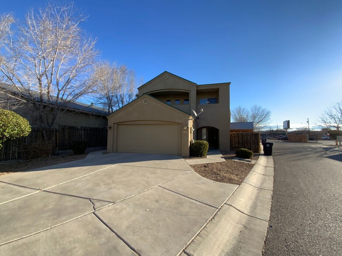 Primary Photo - Beautiful Custom Home! 2 Bedrooms + Office...