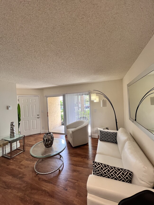 Building Photo - Stylish Living in the Heart of Boca Raton