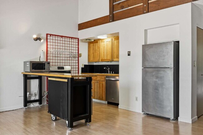 Building Photo - Well Located 2 Bed Condo