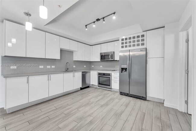 Building Photo - 999 SW 1st Ave