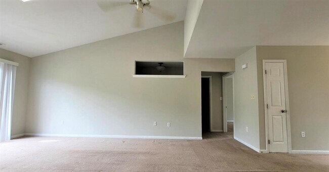 Vaulted ceilings in Living Room - 1504 Rosewood Ct