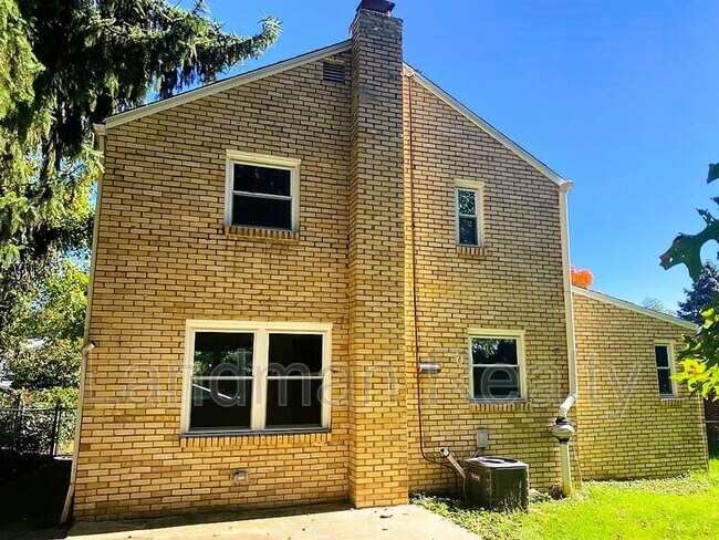 Building Photo - 418 Pennwood Dr
