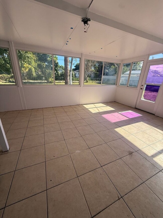 Building Photo - Renovated 4/3 Home ready to move in!