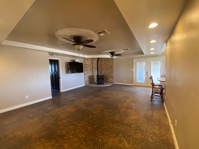 Foto del edificio - BEAUTIFUL 4BD/3BA HOME ON 2.53 ACRES!!!