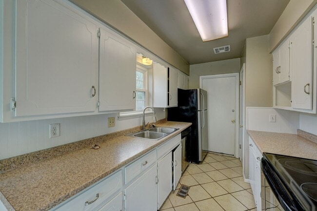 Building Photo - Updated 3-Bedroom Home with Spacious Backy...