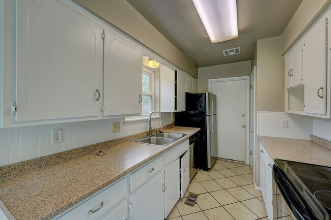 Foto del edificio - Updated 3-Bedroom Home with Spacious Backy...