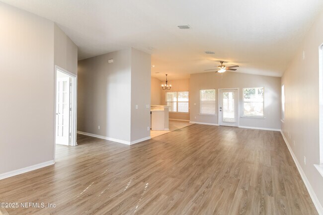 Foto del edificio - 12919 Chets Creek Dr N