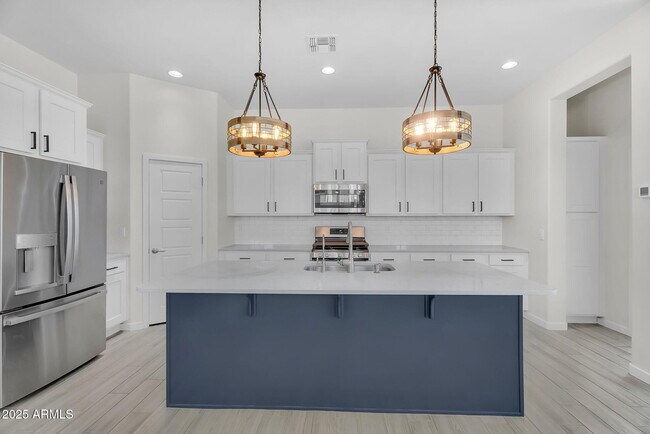 Building Photo - 2716 S Chatsworth