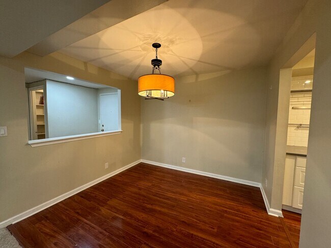 Foto del edificio - Spacious 2 Bed 2 Bath Condo In Vibrant The...
