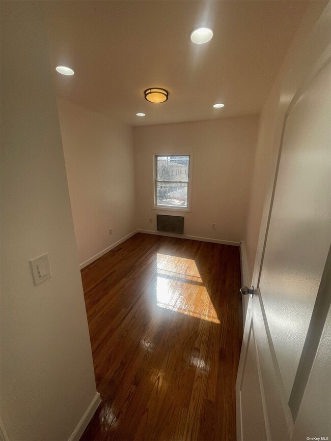 113737 Bayport Pl Unit 2nd FL, Queens, NY 11691 Room for Rent in