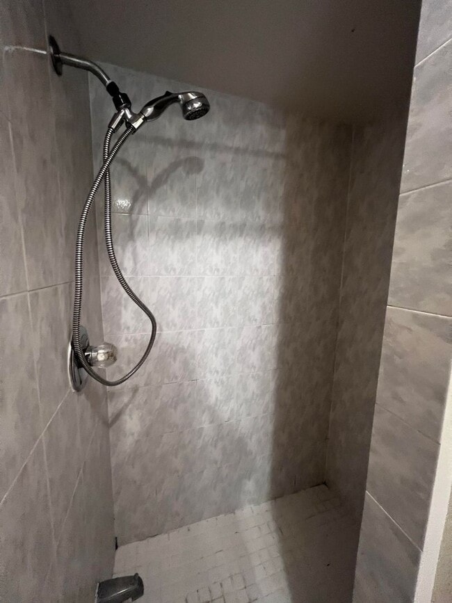 Building Photo - Studio unit at Holiday Manor AVAILABLE SEP...