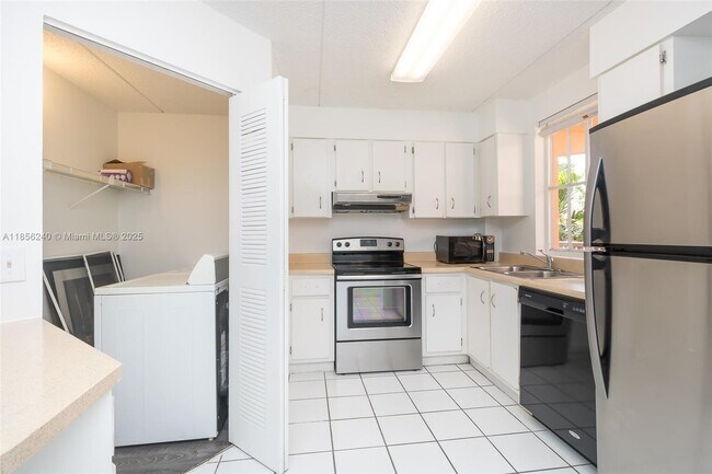 Foto del edificio - 6155 NW 186th St