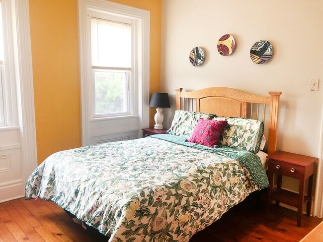 Building Photo - 3 bed 1 bath - beautiful Southside flats home, central air, in unit laundry, udpated