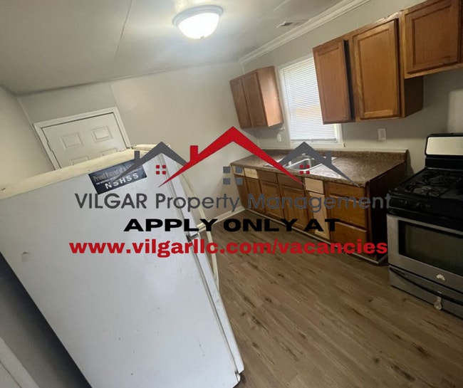 Building Photo - Updated 3 large bedrooms, 1 bath, slab hom...