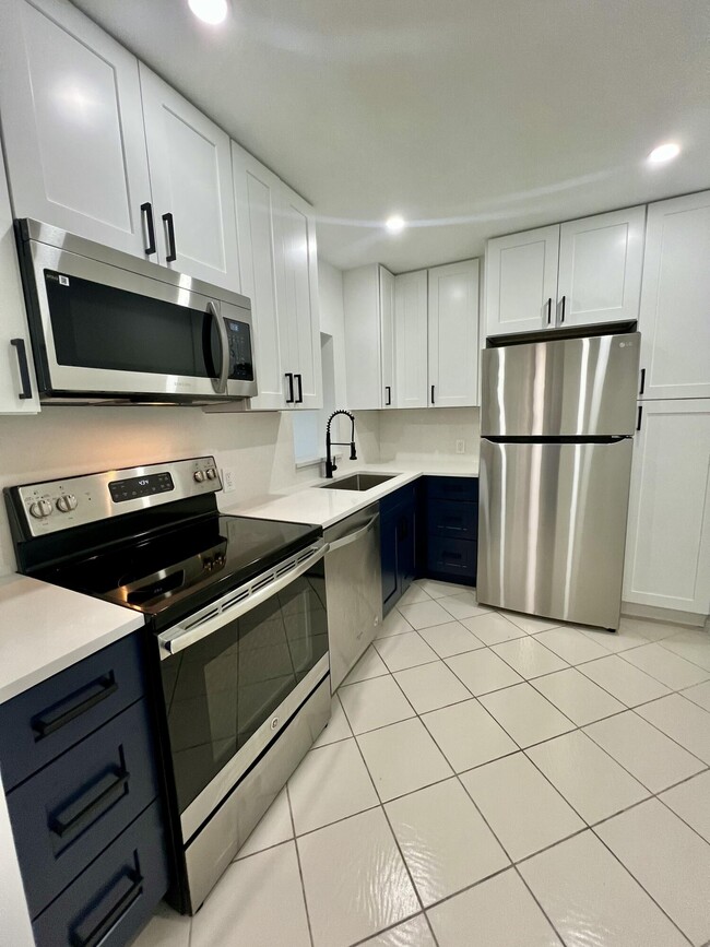 Building Photo - 4657 Fountains Dr S