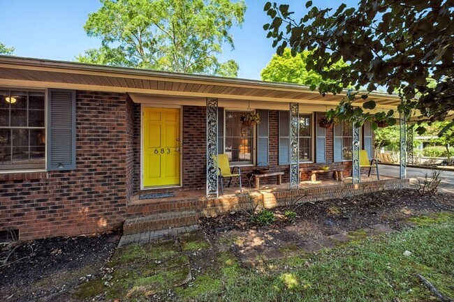 Foto del edificio - 683 Huntington Road