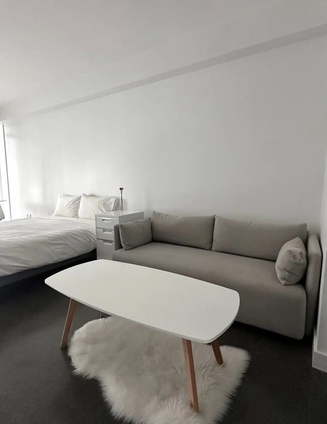 Photo du bâtiment - 256 E 2nd Ave