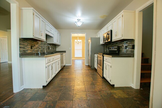 Foto del edificio - Pet Friendly Three Bedroom with Bonus!