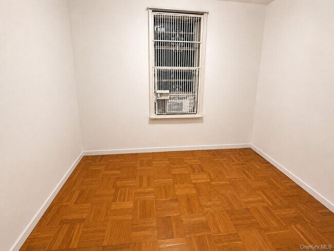 Foto del edificio - 74-02 43rd Ave