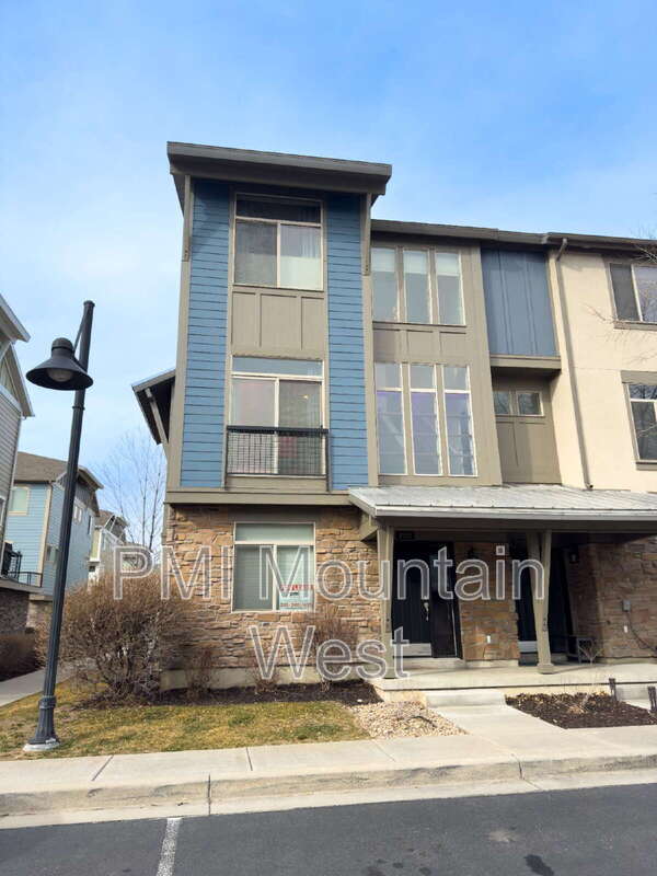 Foto del edificio - 7537 Russi Pl