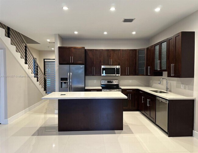 Foto del edificio - 824 SW 74th Ct