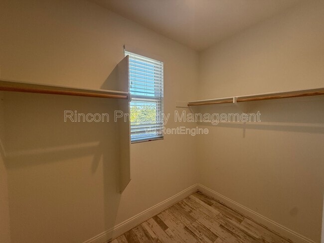 Foto del edificio - 360 S Saticoy Ave