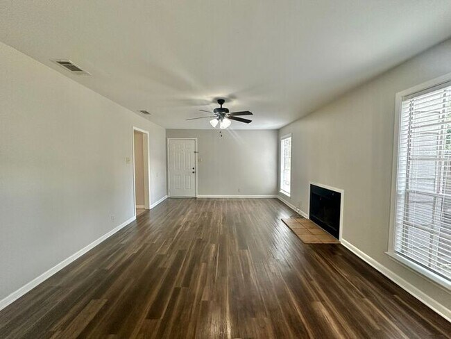Building Photo - Available-2 Bed 2 Bath Apartment in Central Tyler!