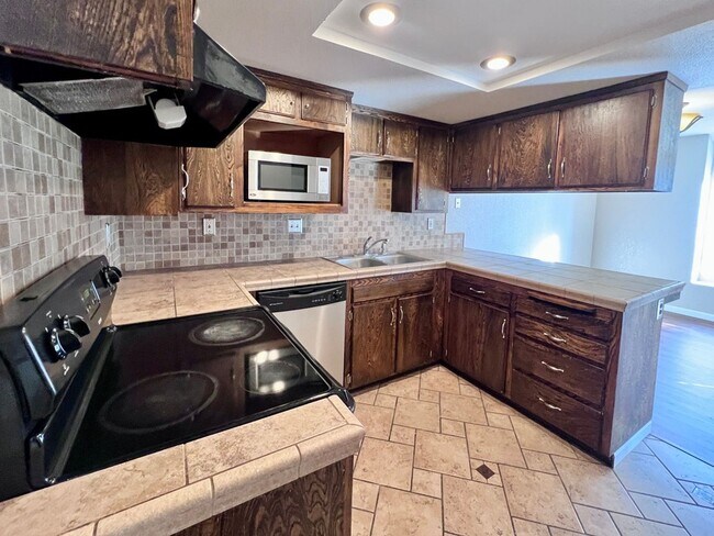 Foto del edificio - $2,295 Villa & Barstow, 3 Bedroom Condo - ...