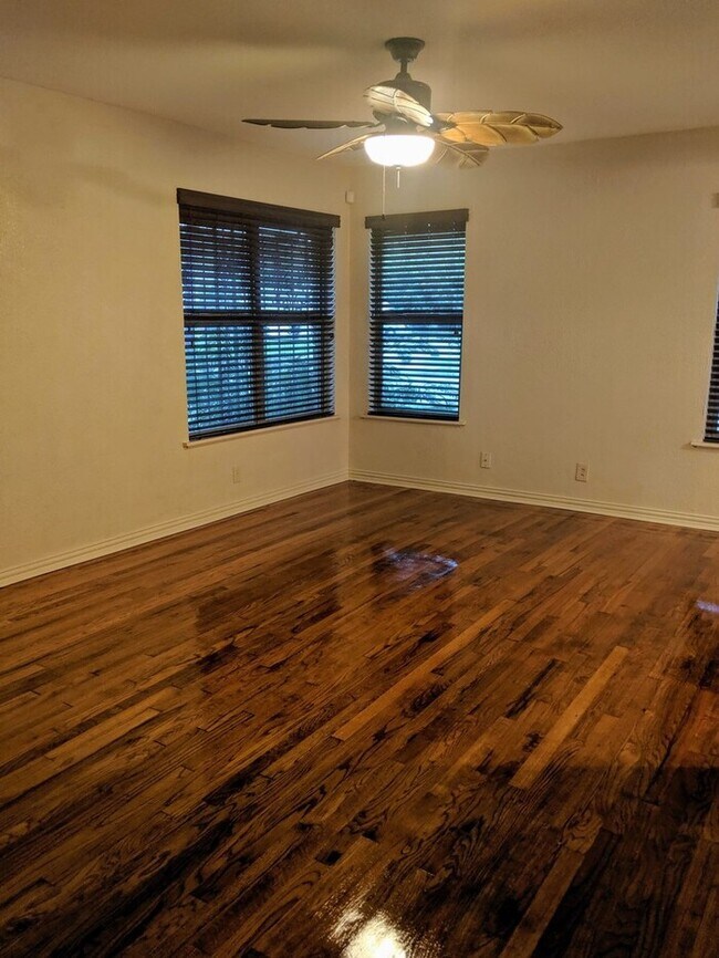 Foto del edificio - First Time on Rental Market! 3-1.5 with Ga...