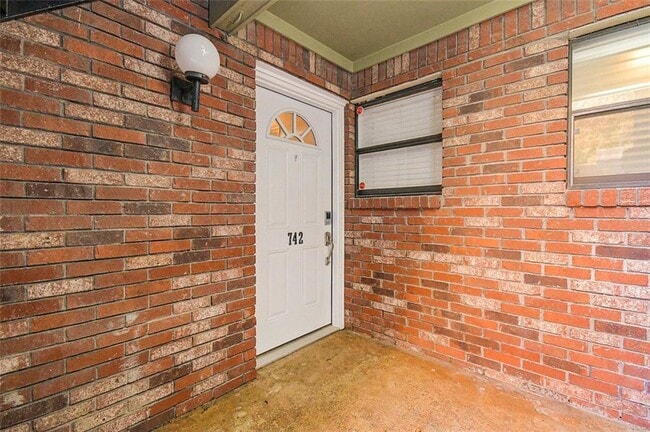 Building Photo - 742 Brentwood Pl