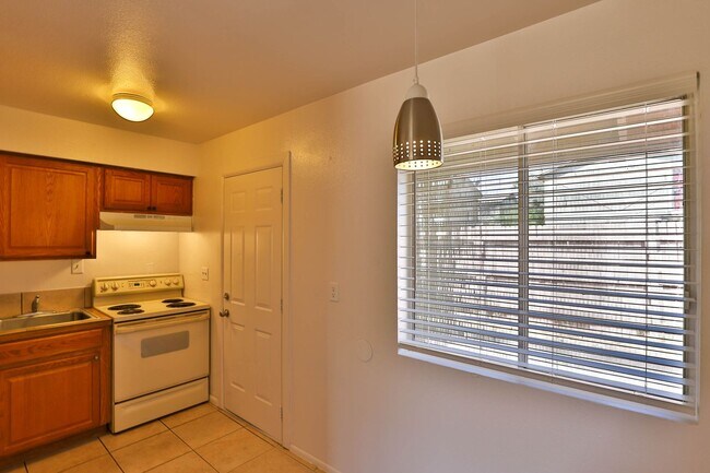 Foto del edificio - 2245 W Glenrosa Ave