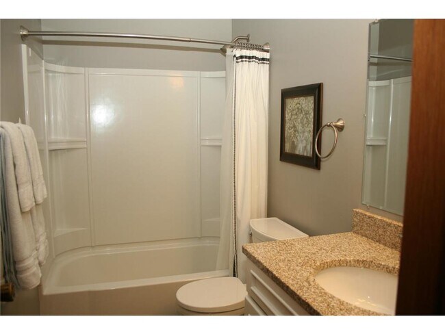 Foto del edificio - 1202 W Royal Oaks Dr