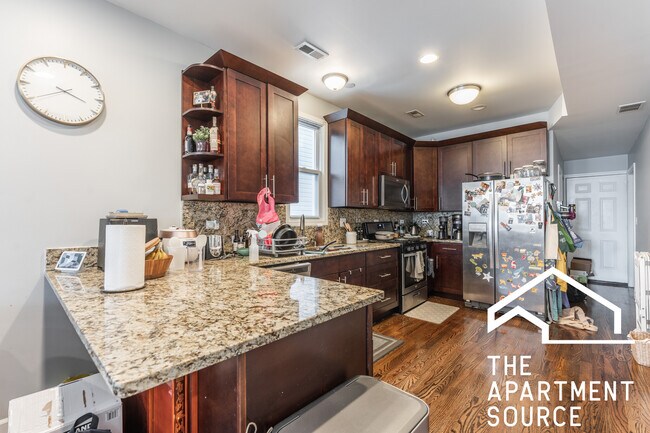 Foto del edificio - 3751 W Diversey Ave