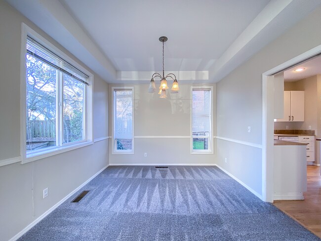 Foto del edificio - Stunning 4 Bed + 2.5 Bath House in Lake Oswego | Private Backyard, Open Floor Concept, Air Condit...