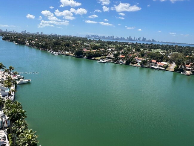 Foto del edificio - 5900 Collins Ave